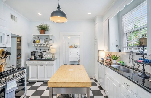 Galveston Cabaña | Updated Historic Home Walk to Beach- Pet Friendly!