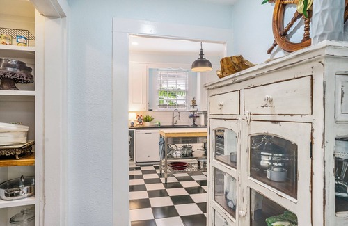 Galveston Cabaña | Updated Historic Home Walk to Beach- Pet Friendly!