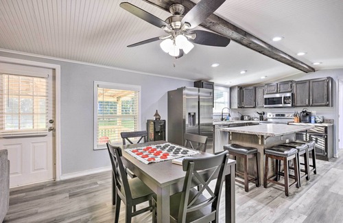 Manattee Road Cabaña | Updated Home Near Manatee Springs State Park!