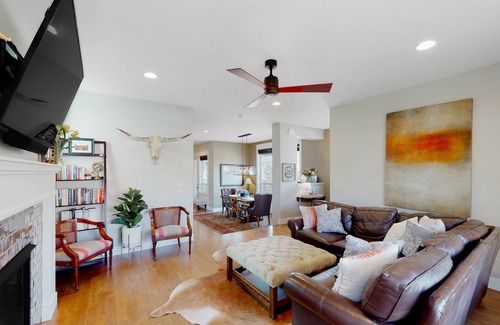 Harris Ranch Casa | Updated home on corner lot with fireplace, private patio, grill & quiet location
