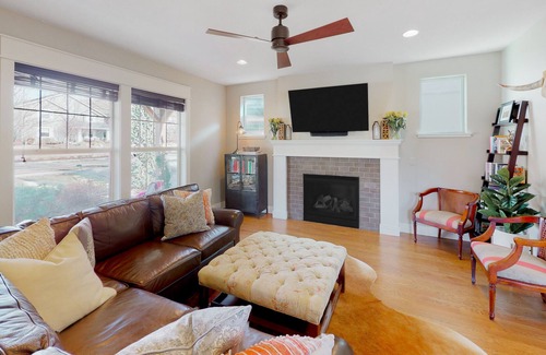 Harris Ranch Casa | Updated home on corner lot with fireplace, private patio, grill & quiet location