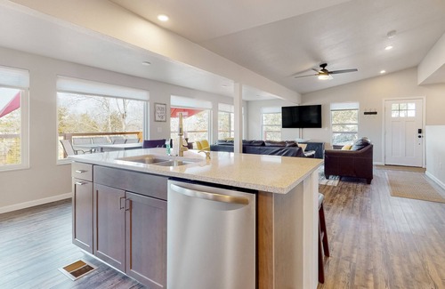Dandridge Casa | Updated home w/ free attraction tickets, private dock, deck, & amazing lake view