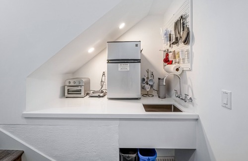 Del Mar Heights Apartamento | Updated home with kitchenette, shared pool, hot tub, & tennis - near beach