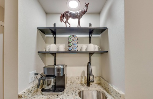 Lake Hamilton Apartamento | Updated Hot Springs Condo w/ Lakefront Balcony!