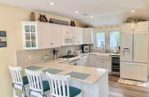 West Dennis Casa | Updated House - 5 min. walk to beach w/fire pit