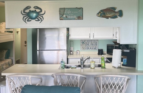 Surf City Condominio | Updated in 25! 1 minute walk to Beach & Pool! 1 Bedroom + Bunk Beds. 10.0 Rated!