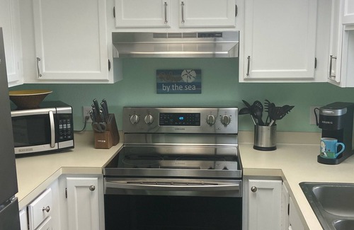 Surf City Condominio | Updated in 25! 1 minute walk to Beach & Pool! 1 Bedroom + Bunk Beds. 10.0 Rated!