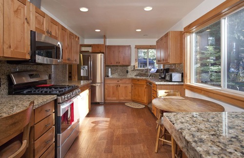 Kings Beach Cabina | Updated Kings Beach Cabin - Walk to Beach, Hot Tub