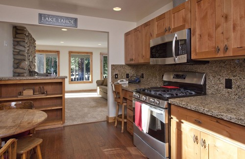 Kings Beach Cabina | Updated Kings Beach Cabin - Walk to Beach, Hot Tub