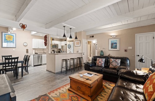 Northeast Santa Fe Hotel | Updated Kitchen, Fireplace, Fantastic Location Near The Plaza