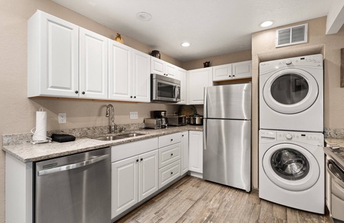 Northeast Santa Fe Hotel | Updated Kitchen, Fireplace, Fantastic Location Near The Plaza