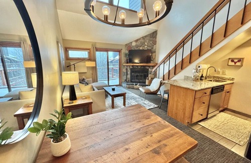 Lutsen Apartamento | Updated Lutsen Mtn Condo Ski in Ski out Location Location