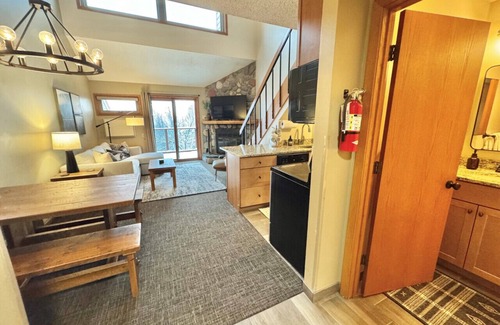 Lutsen Apartamento | Updated Lutsen Mtn Condo Ski in Ski out Location Location