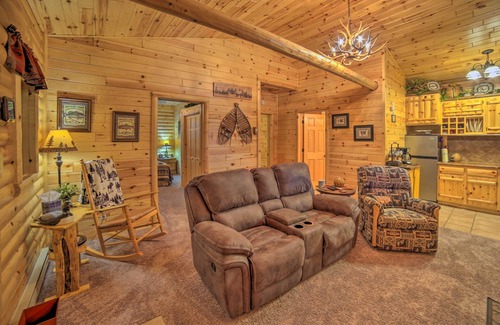 Manistique Cabina | Updated Manistique Log Cabin, Yard & Fire Pit