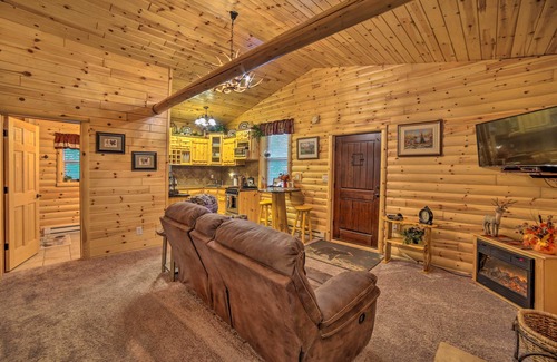 Manistique Cabina | Updated Manistique Log Cabin, Yard & Fire Pit