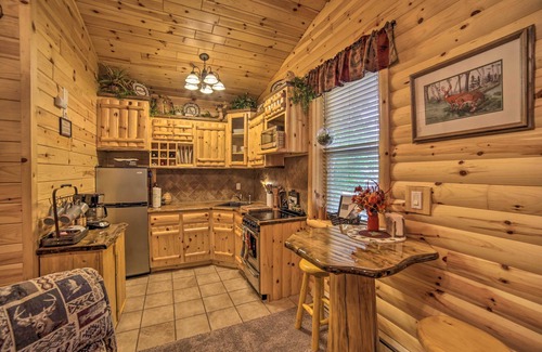 Manistique Cabina | Updated Manistique Log Cabin, Yard & Fire Pit