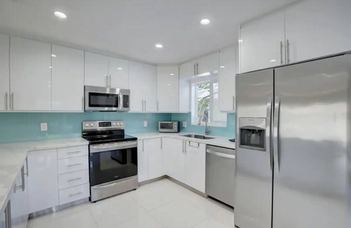 Oakland Park Casa | Updated Mid Century 3 Bedroom Salt Wtr Pool Outdoor Shower