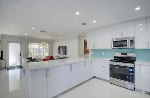 Oakland Park Casa | Updated Mid Century 3 Bedroom Salt Wtr Pool Outdoor Shower