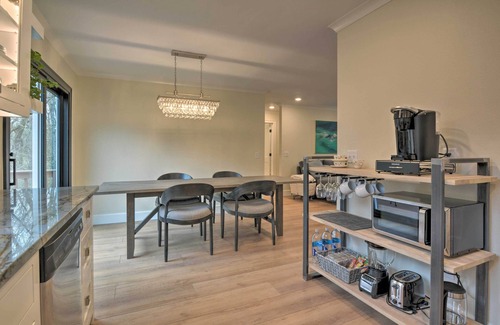 Downtown Cabaña | Updated & Modern House < 1 Mi to Dtwn Bentonville!