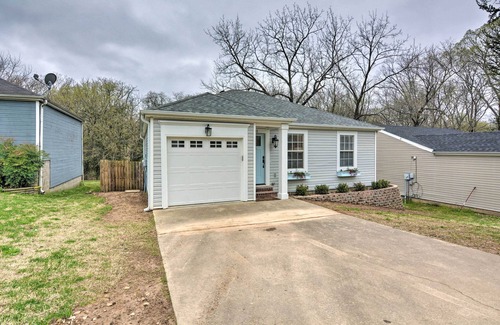 Downtown Cabaña | Updated & Modern House < 1 Mi to Dtwn Bentonville!