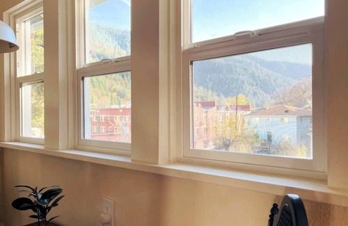 Dunsmuir Apartamento | Updated Mountain Home Clawfoot Tub Near Waterfalls
