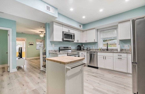 Rose Haven Cabaña | Updated North Beach Cottage: Pet Friendly!