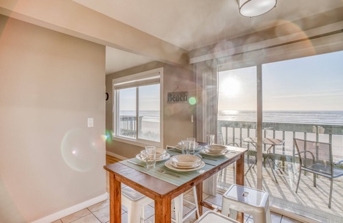 Rockaway Beach Condominio | Updated Oceanfront Two-Bedroom Brings You Panoramic Rockaway Beach Views!