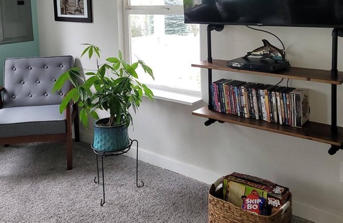 Shelton Casa | Updated Peaceful 2+BR Cottage w/ Salt Water Views