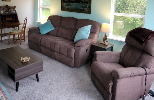 Shelton Casa | Updated Peaceful 2+BR Cottage w/ Salt Water Views