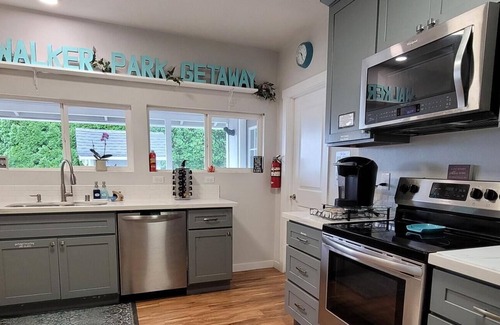 Shelton Casa | Updated Peaceful 2+BR Cottage w/ Salt Water Views