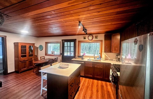 Greenwater Cabina | UPDATED-Peaceful Riverfront Cabin - Hot tub-Greenwater-Crystal Mtn. -Mt.Rainier