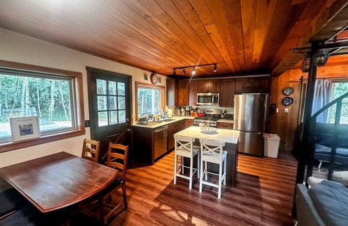Greenwater Cabina | UPDATED-Peaceful Riverfront Cabin - Hot tub-Greenwater-Crystal Mtn. -Mt.Rainier