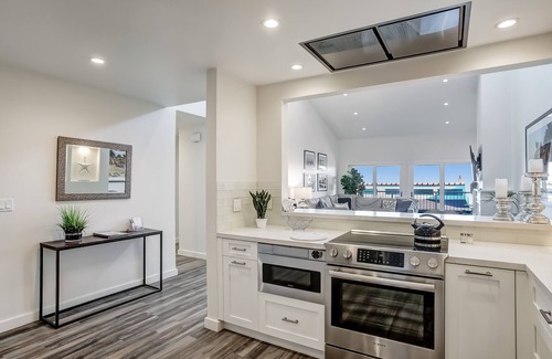 East Mesa Condominio | Updated Penthouse! Steps from the sand at Leadbetter Beach, pool, spa, BBQ and more!