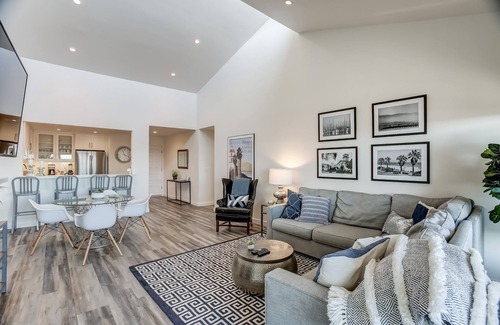 East Mesa Condominio | Updated Penthouse! Steps from the sand at Leadbetter Beach, pool, spa, BBQ and more!
