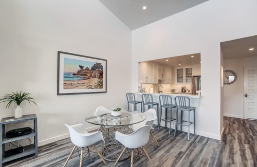 East Mesa Condominio | Updated Penthouse! Steps from the sand at Leadbetter Beach, pool, spa, BBQ and more!