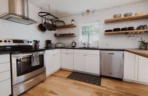 Buena Vista Casa | Updated, pet friendly home steps from the Arkansas River~ Fly Fishing & Rafting