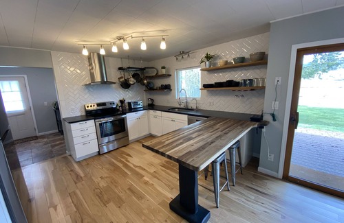 Buena Vista Casa | Updated, pet friendly home steps from the Arkansas River~ Fly Fishing & Rafting