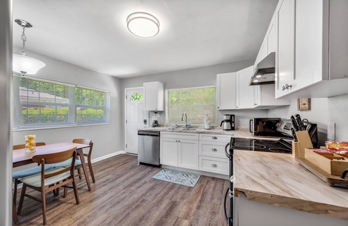 Riverside Heights Casa | Updated | Pet Friendly | Large Backyard | Riverside Heights Bungalow