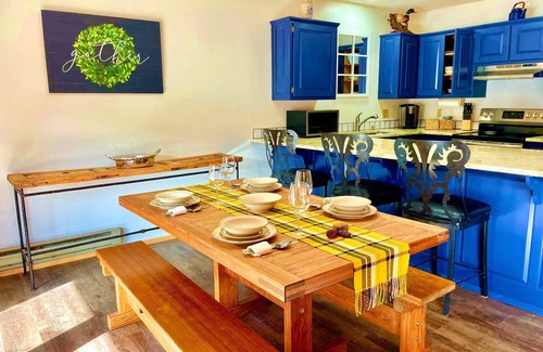 Taos Ski Valley Cabina | Updated Private Cabin with Mountain and Red River Views Mins to Town/Lifts Wi-Fi