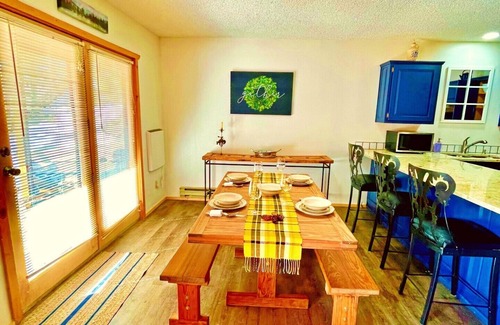 Taos Ski Valley Cabina | Updated Private Cabin with Mountain and Red River Views Mins to Town/Lifts Wi-Fi