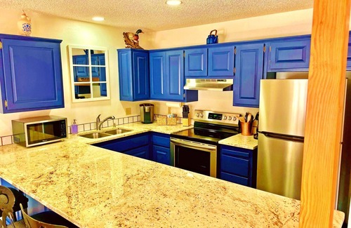 Taos Ski Valley Cabina | Updated Private Cabin with Mountain and Red River Views Mins to Town/Lifts Wi-Fi