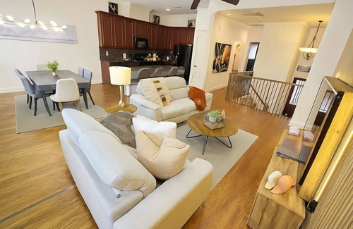 Woodlake - Briar Meadow Casa | Private Jacuzzi | 3 BR Modern Galleria | Sleeps 7
