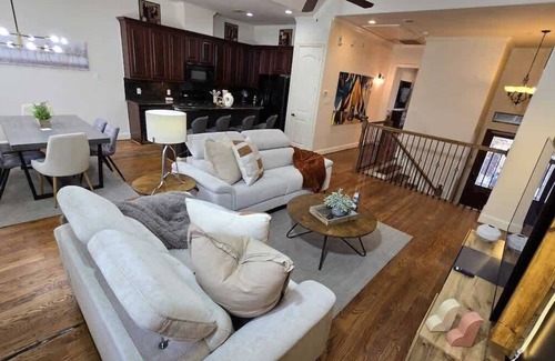 Woodlake - Briar Meadow Casa | Private Jacuzzi | 3 BR Modern Galleria | Sleeps 7
