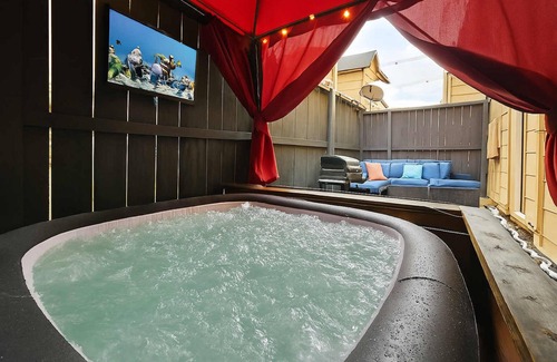 Woodlake - Briar Meadow Casa | Private Jacuzzi | 3 BR Modern Galleria | Sleeps 7