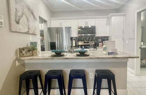 Seminole Condominio | UPDATED REMODELED CONDO- NO STAIRS 2 MILES TO THE BEACH! PETS ok! HEATED POOL