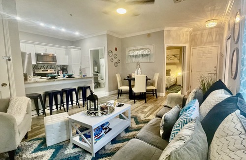 Seminole Condominio | UPDATED REMODELED CONDO- NO STAIRS 2 MILES TO THE BEACH! PETS ok! HEATED POOL