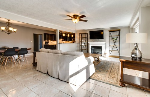 Robinson Condominio | Updated Robinson Vacation Rental w/Fireplace!