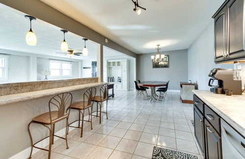 Robinson Condominio | Updated Robinson Vacation Rental w/Fireplace!