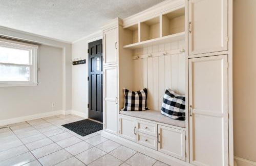Robinson Apartamento | Updated Robinson Vacation Rental with Fireplace!