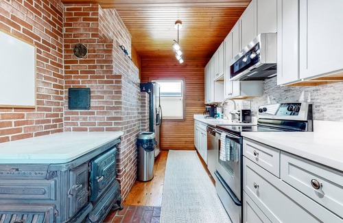 Rye Casa | Updated seaside home near the beach with grill, ocean & beach views, AC, porch